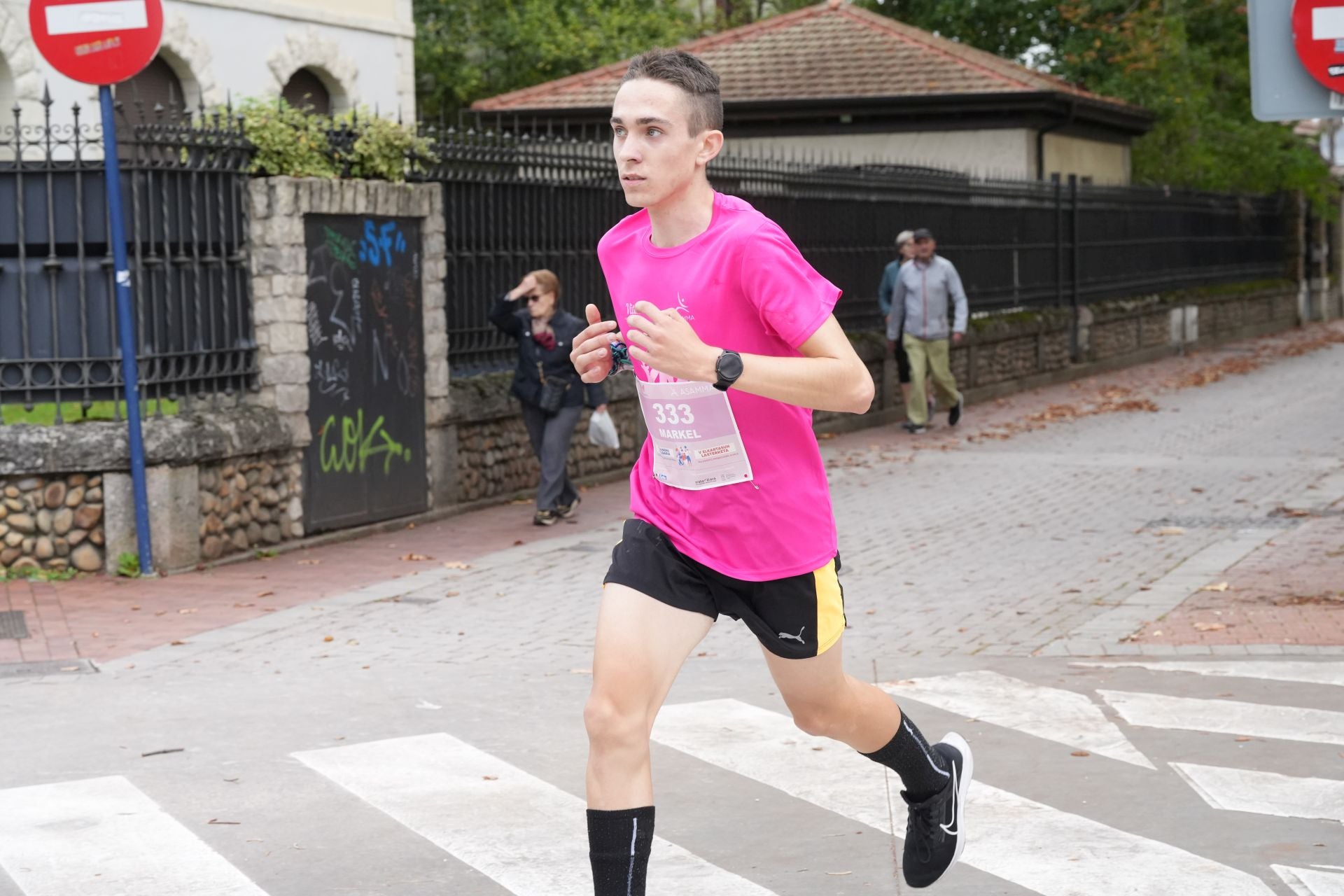 La marea rosa contra el cáncer de mama toma Vitoria