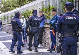 Ertzainas identifican a varios jóvenes en la calle Gorbea.