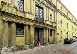 Una de las fachadas del antiguo hospicio.