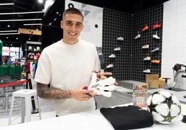 Álex Padilla tuvo un encuentro con niños en la tienda de Fútbol Emotion del Megapark de Barakaldo.