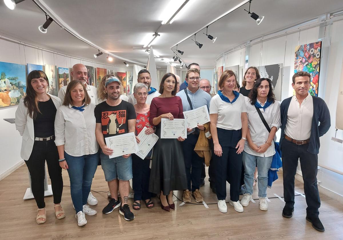 Los artistas premiados posan con las autoridades municipales y cuturales.