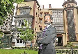 Carlos García Buendía, en los jardines que hay tras la subdelegación del Gobierno en Bilbao, en la plaza Moyua.
