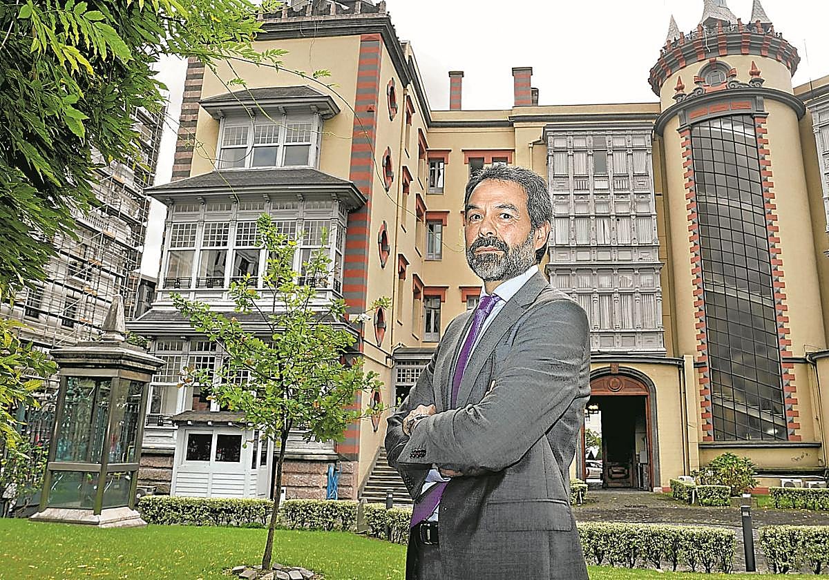 Carlos García Buendía, en los jardines que hay tras la subdelegación del Gobierno en Bilbao, en la plaza Moyua.
