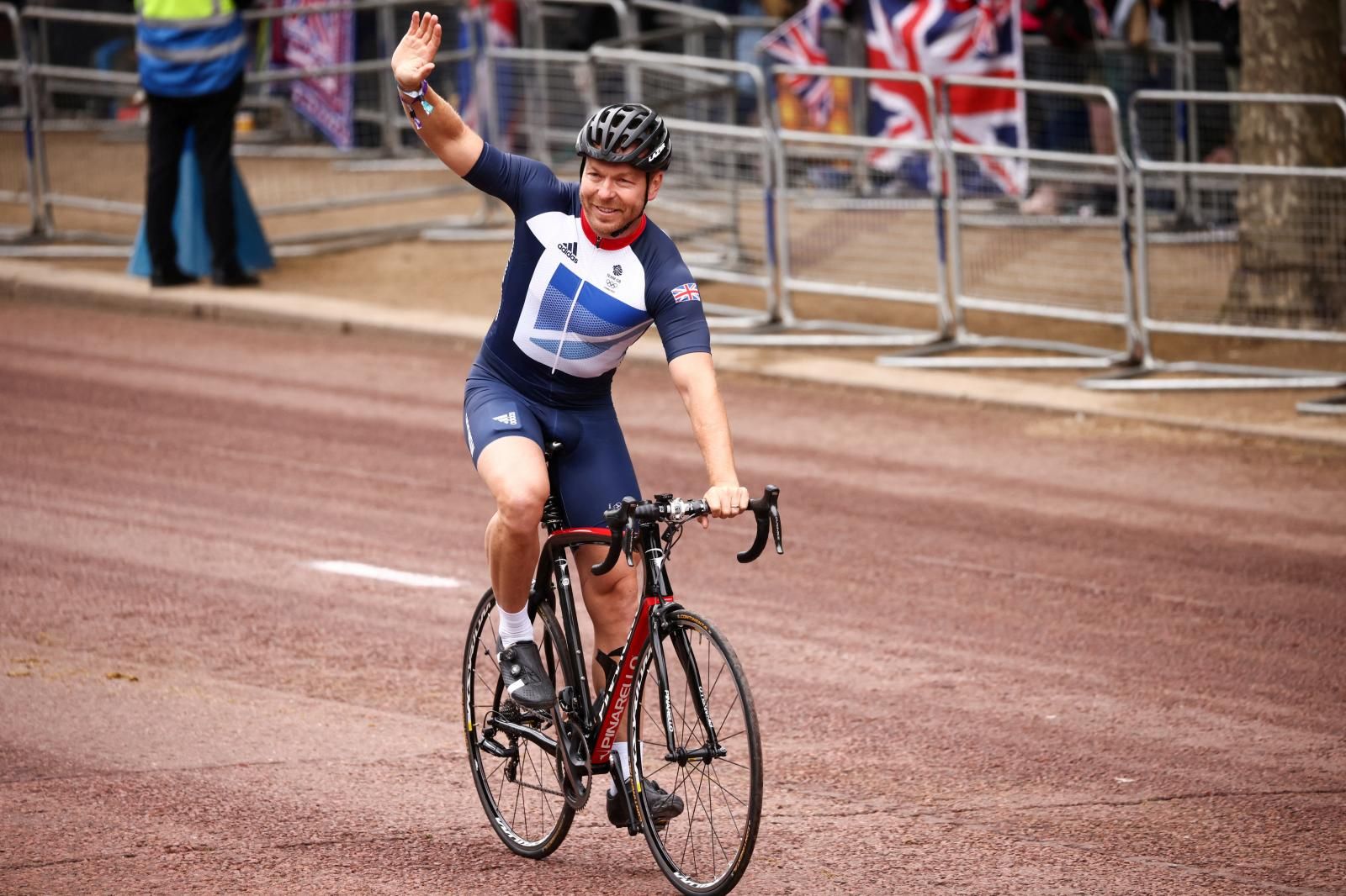 El ciclista británico Chris Hoy participó en el Desfile del Jubileo de Platino de la Reina Isabel de Gran Bretaña, en Londres, Gran Bretaña, el 5 de junio de 2022.