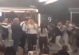 Centenares de usuarios atrapados en Atocha expresan su hartazgo bailando una conga