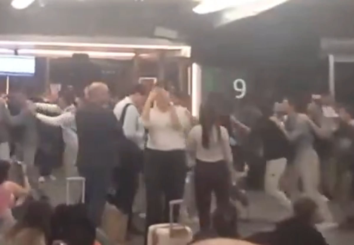 Centenares de usuarios atrapados en Atocha expresan su hartazgo bailando una conga