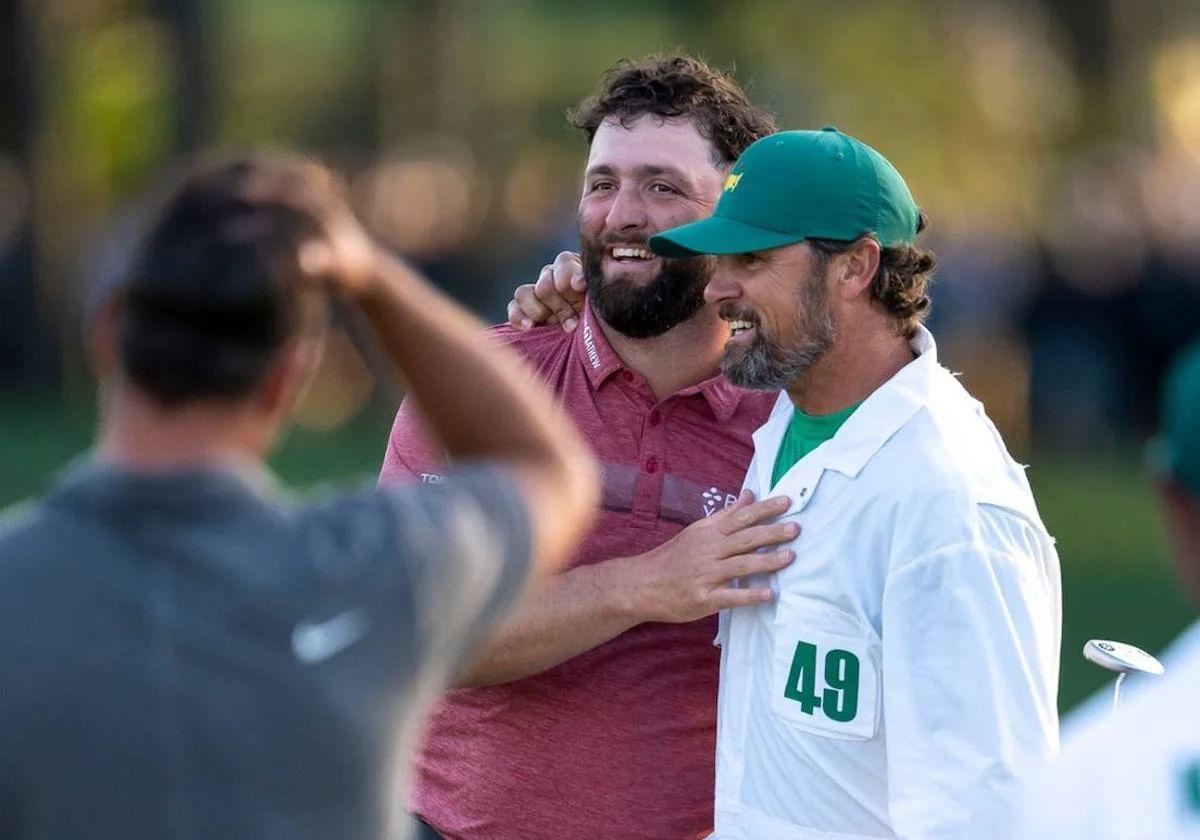 Rahm se abraza a su caddie Adam Hayes tras ganar el Masters de Augusta 2023.