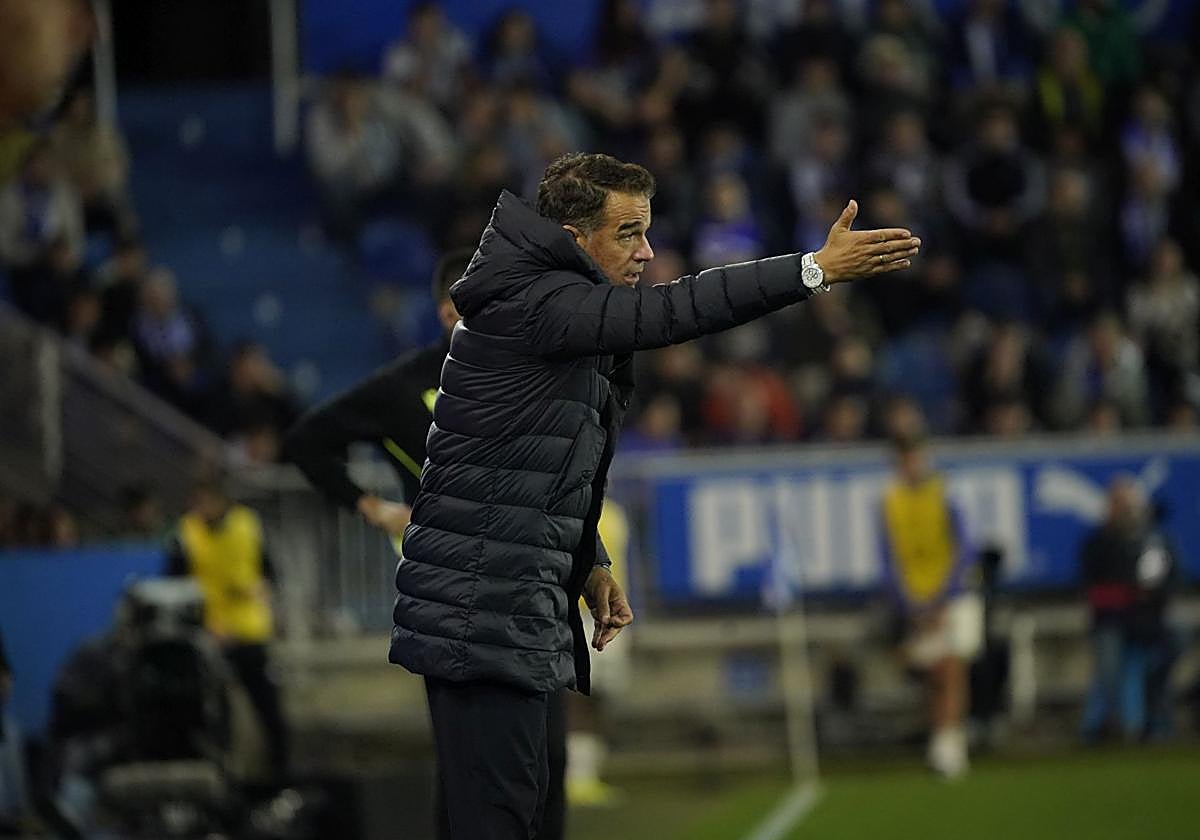 Luis García da instrucciones durante el duelo ante el Valladolid.