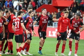 Panichelli y los jugadores del Mirandés celebran la victoria ante el Eibar.