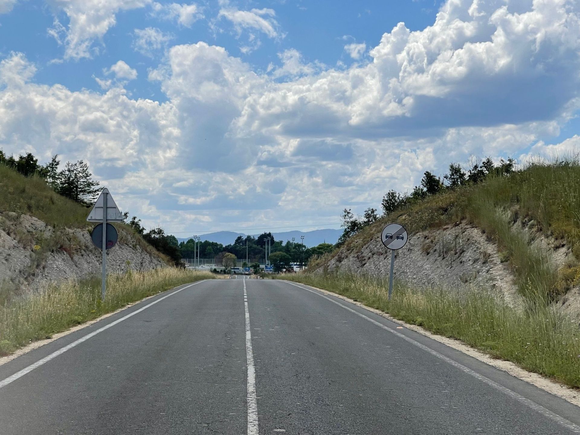 Esta es la carretera de servicio que atravesará el futuro puente de madera.