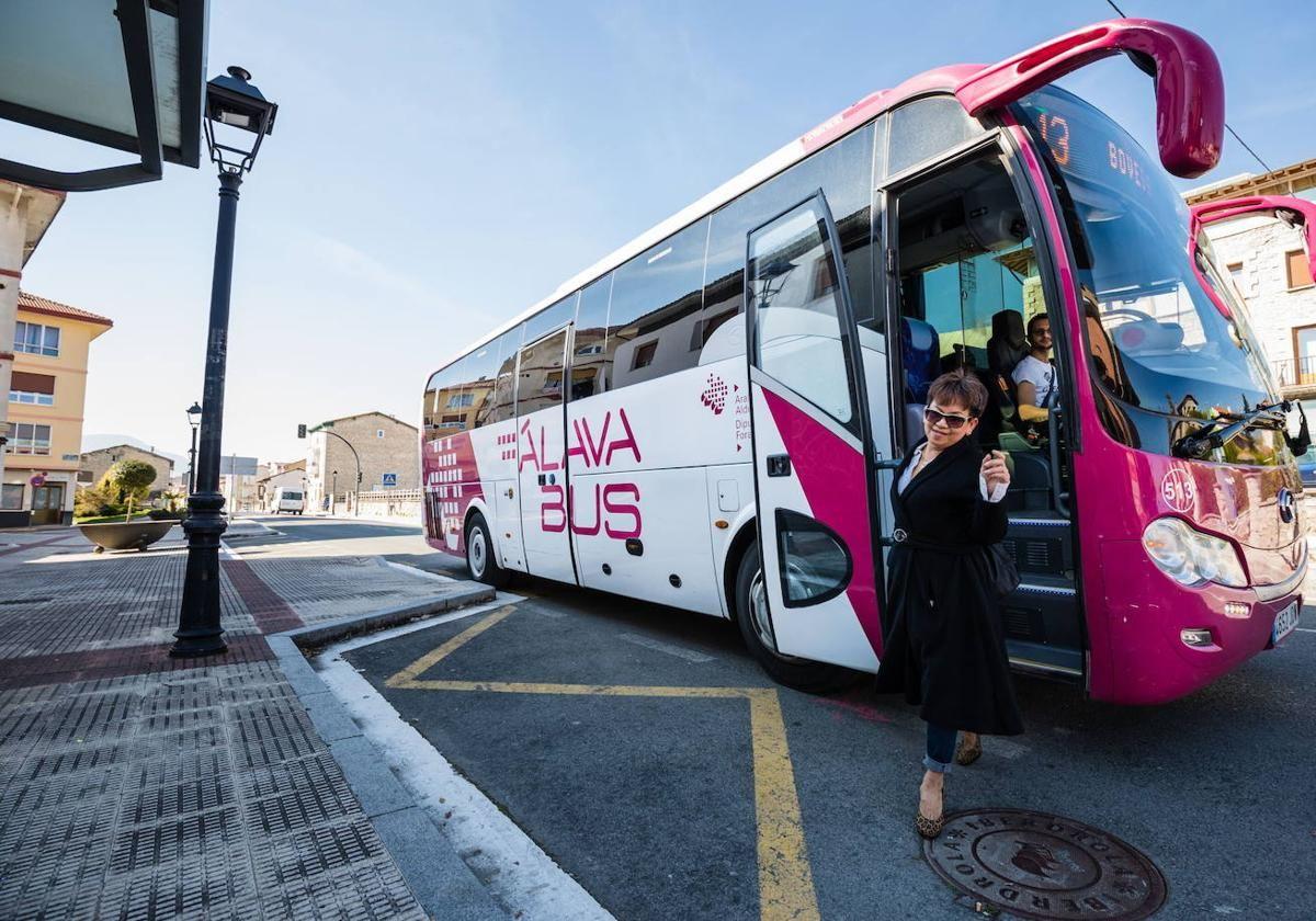 Una usuaria baja en Nanclares de la Oca de un autobús de Alavabus.