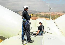 Dos técnicos, durante unas labores de mantenimiento de un aerogenerador.