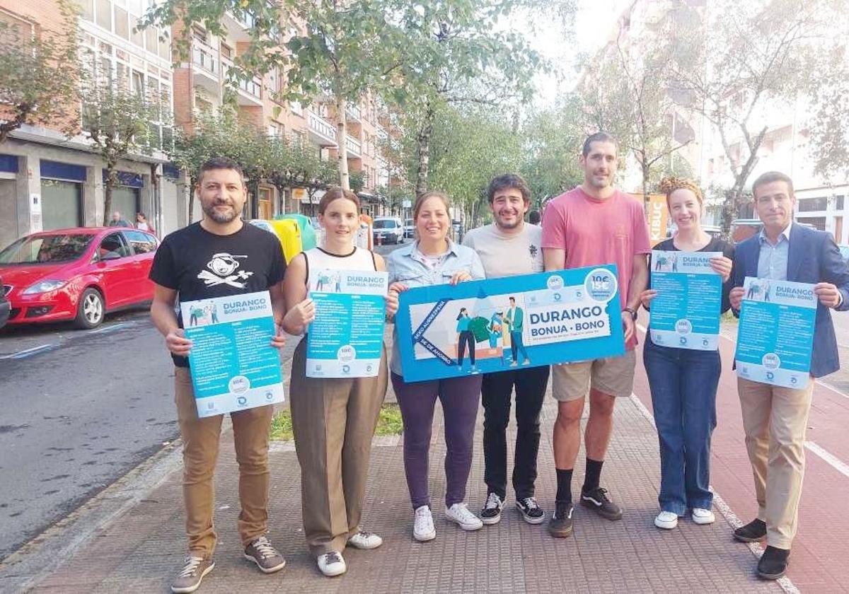 Los comerciantes y concejales del Ayuntamiento presentaron esta campaña para impulsar el consumo en la localidad.