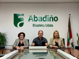 La segunda teniente de alcalde, Naiara Bildosola; el alcalde, Mikel Urrutia (EH Bildu); y la concejala de Bienestar Social, Edurne Maguregi (AIB), presentaron la propuesta en el Ayuntamiento.