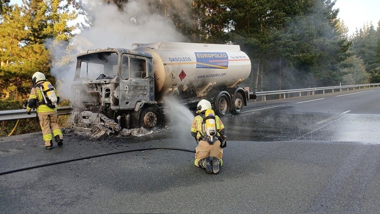 Finalizan seis horas de retenciones en la AP-68 por el incendio de un camión en Zuia