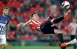 Aduriz marcó cinco goles ante el Genk.