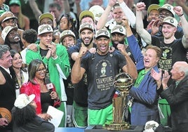 Vigentes campeones. Los jugadores de los Celtics celebran el título con el veterano Al Horford en primer plano.