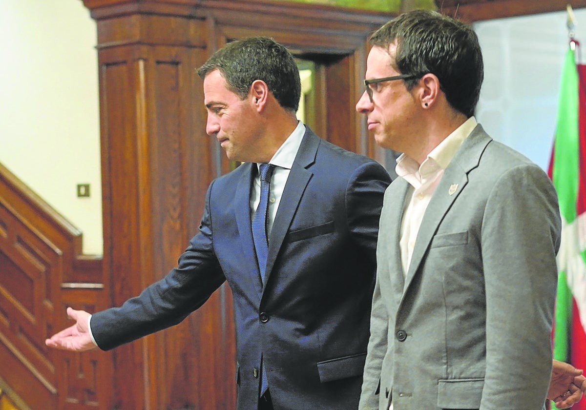 El lehendakari, Imanol Pradales, con el portavoz de EH Bildu, Pello Otxandiano, durante su reunión en Ajuria Enea.