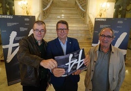 Joseba Lopezortega junto al concejal de Cultura, Gonzalo Olabarria, e Iñaki López de Aguileta, director del Área de Cultura del Ayuntamiento de Bilbao.