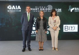 El delegado de Iberdrola en el País Vasco, Asís Canales, la diputada en Bizkaia de Promoción Económica, Ainara Basurko, y la presidenta de Gaia, Elena Zarraga.