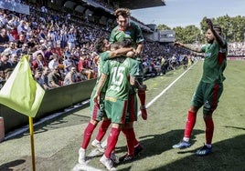 Ibai, Jony y los jugadores del Alavés celebran el primer gol anotado en aquel 1-5 en Vallecas.