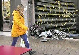 Una persona sin hogar en la Avenida de Gasteiz.