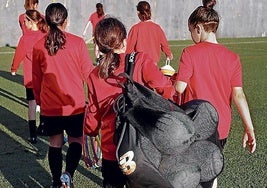 ¿Puede un adulto estar en los vestuarios de los menores durante el deporte escolar?