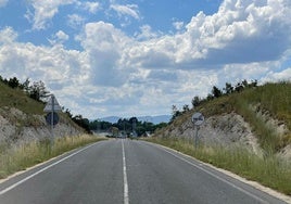 Esta es la carretera de servicio que atravesará el futuro puente de madera.