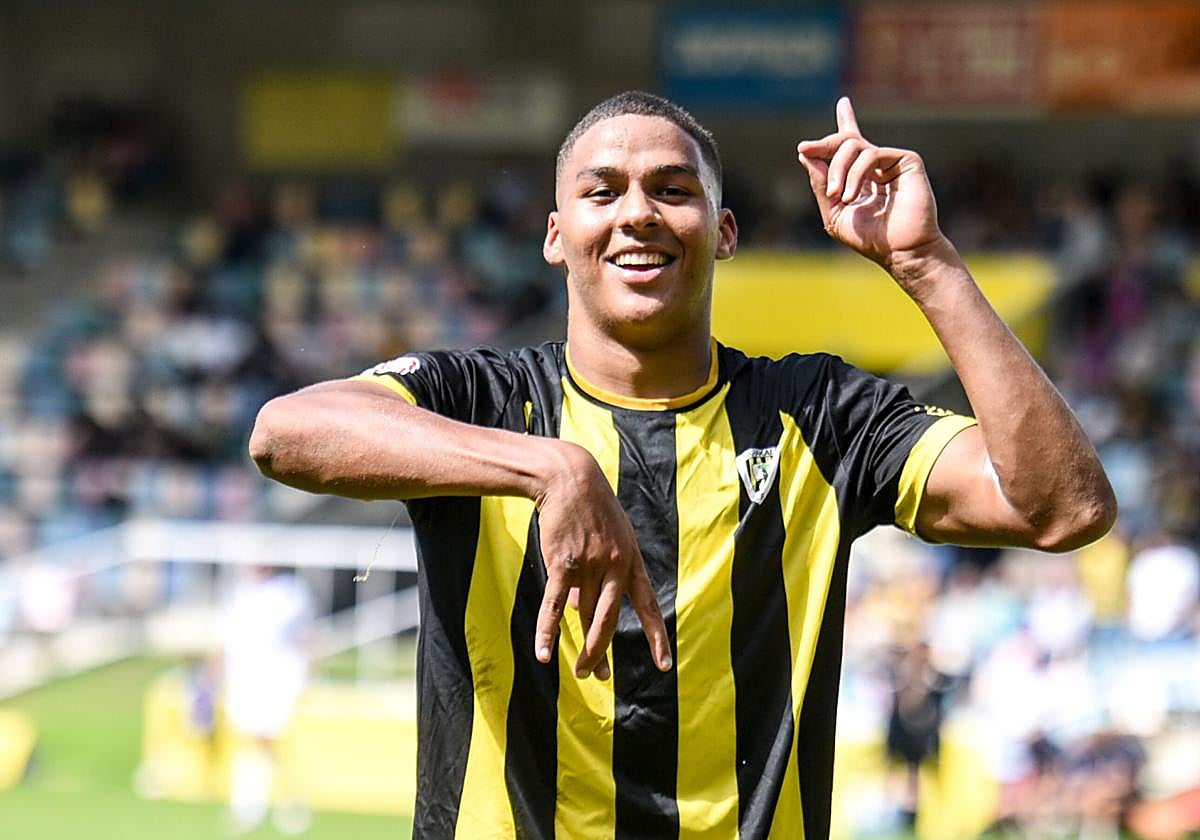 Sannadi celebra uno de sus cuatro goles con el Barakaldo.