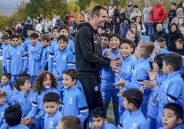 Kike García bromea con los jóvenes de la Escuela del Alavés.