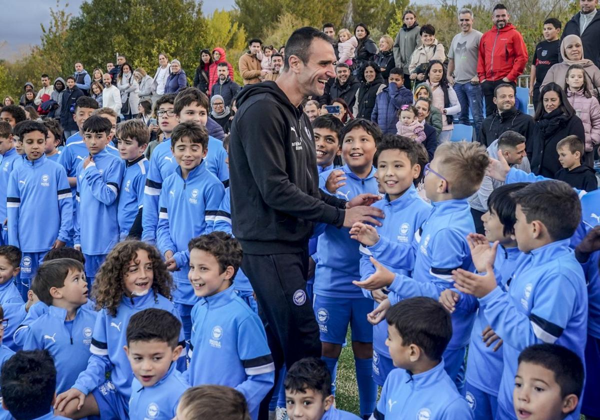 Kike García bromea con los jóvenes de la Escuela del Alavés.