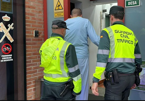 El kamikaze que se estrelló contra el coche de la berciana embarazada fallecida, entrando en las dependencias de la Guardia Civil.