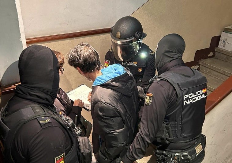 El detenido en Oion, con agentes de la Policía Nacional.