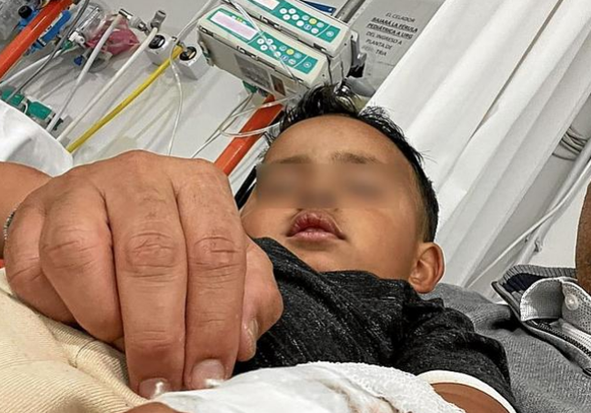 Diego ya recuperado y respirando solo en la UCI Pediátrica de Madrid acompañado de sus padres.