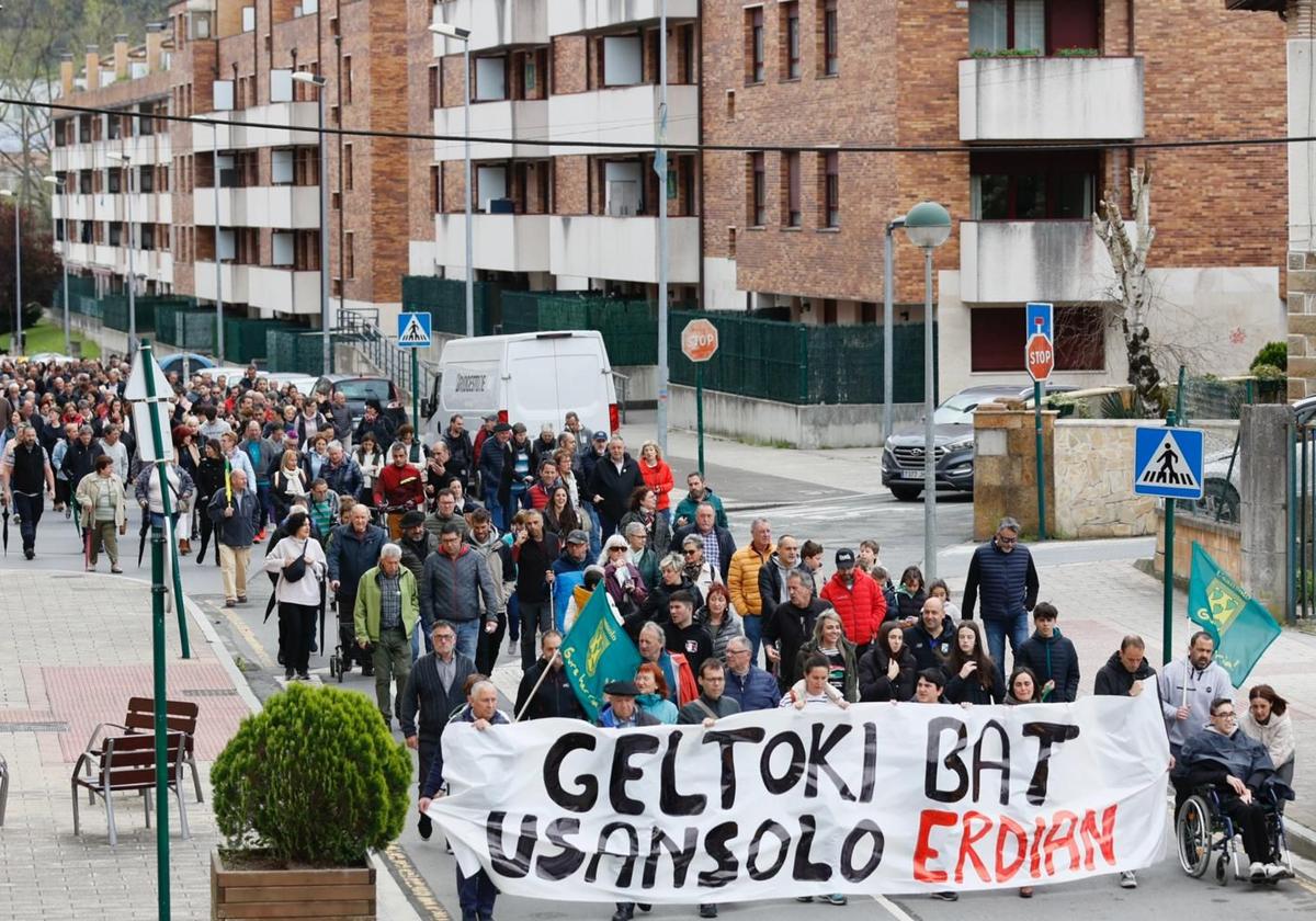 Imagen de una de las protestas protagonizadas por los usansolotarras por la Línea 5.