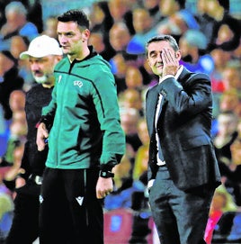 Valverde y Trpisovsky, al fondo, en 2019 en el Nou Camp.