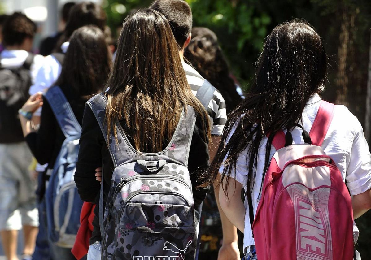 Alumnas ajenas a los hechos se dirigen a clase.