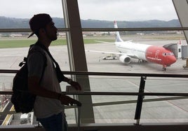 Pasajeros a punto de enbarcar en un vuelo de Norwegian en el aeropuerto de Loiu