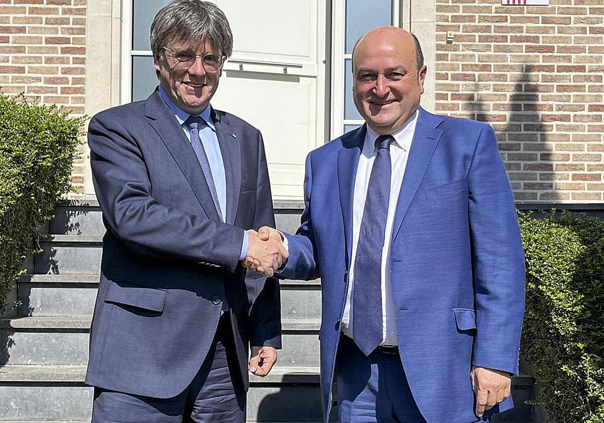 Carles Puigdemont y Andoni Ortuzar en Waterloo.