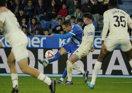 Kike García golpea el balón que acabó en gol.