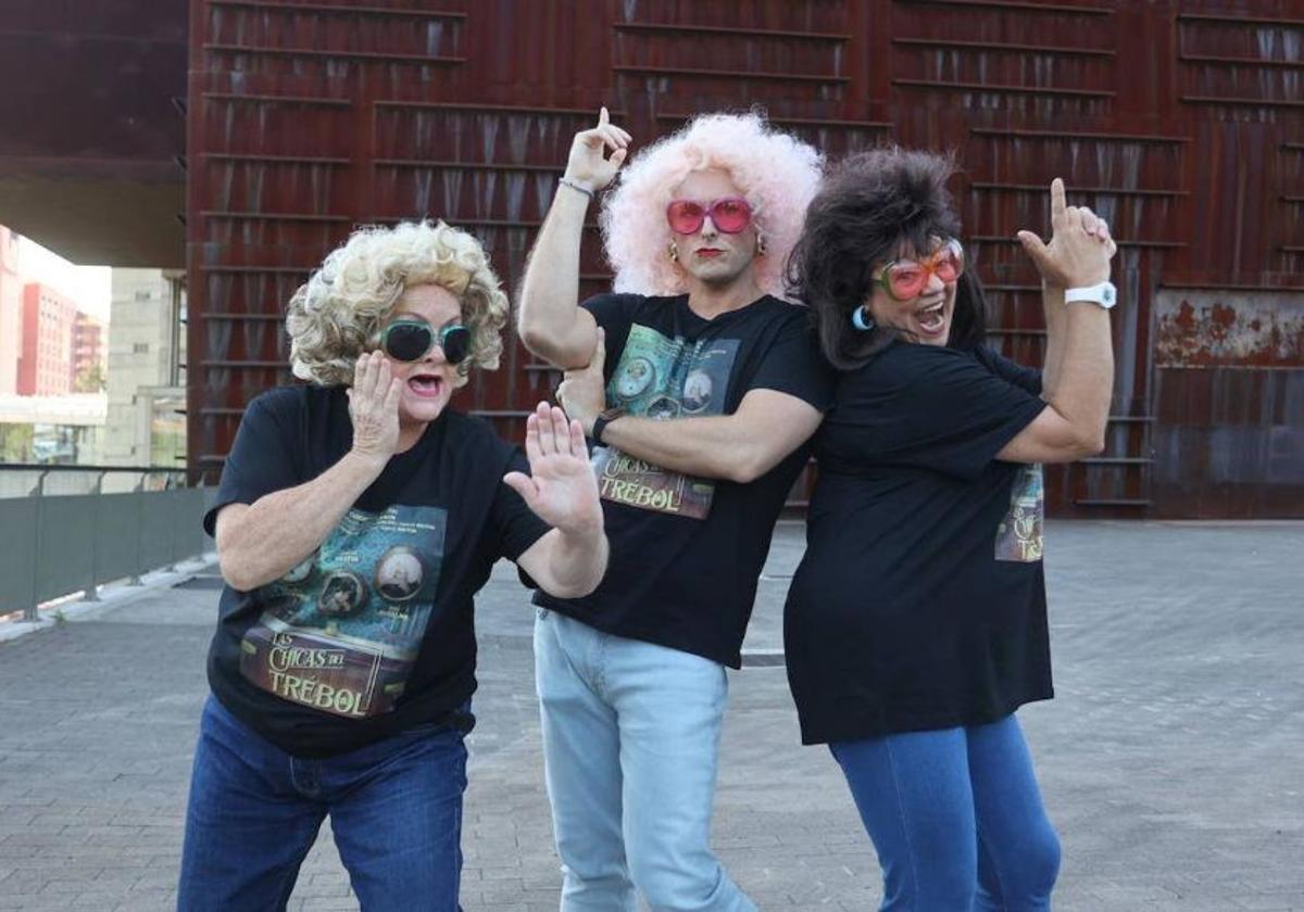 Las protagonistas de la obra 'Las chicas del trébol' posan al estilo de 'Los ángeles de Charlie'.