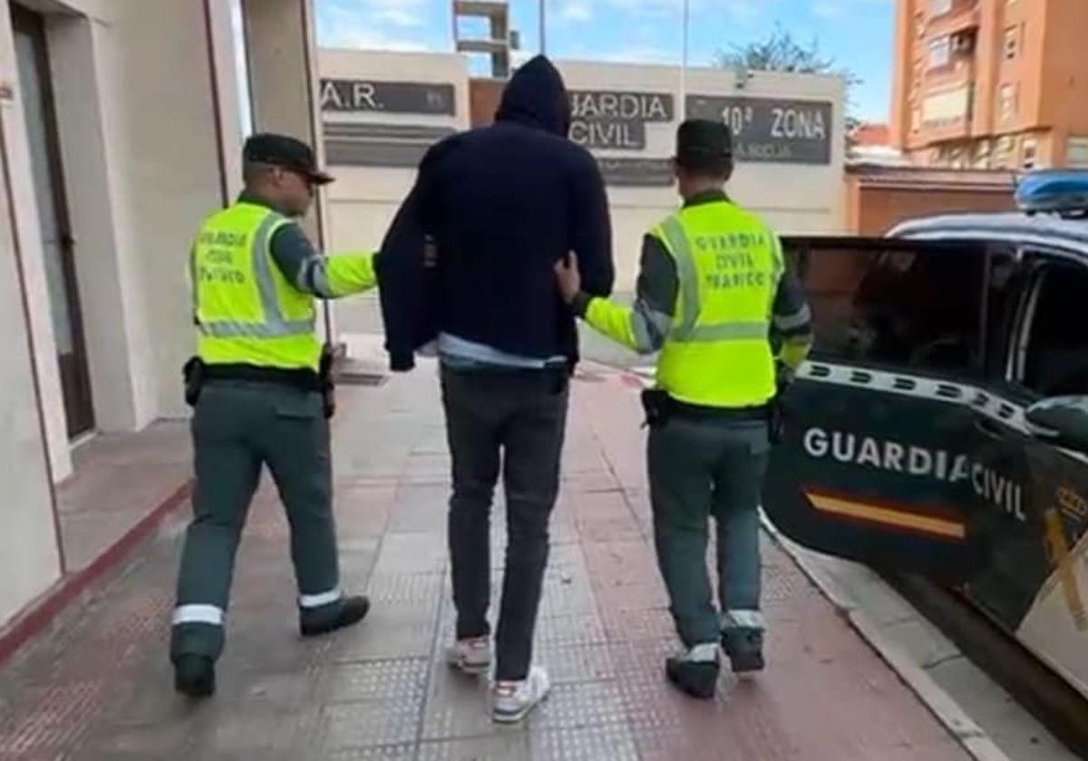 Dos agentes de la Guardia Civil guían al conductor kamikaze para prestar declaración ante el juez.