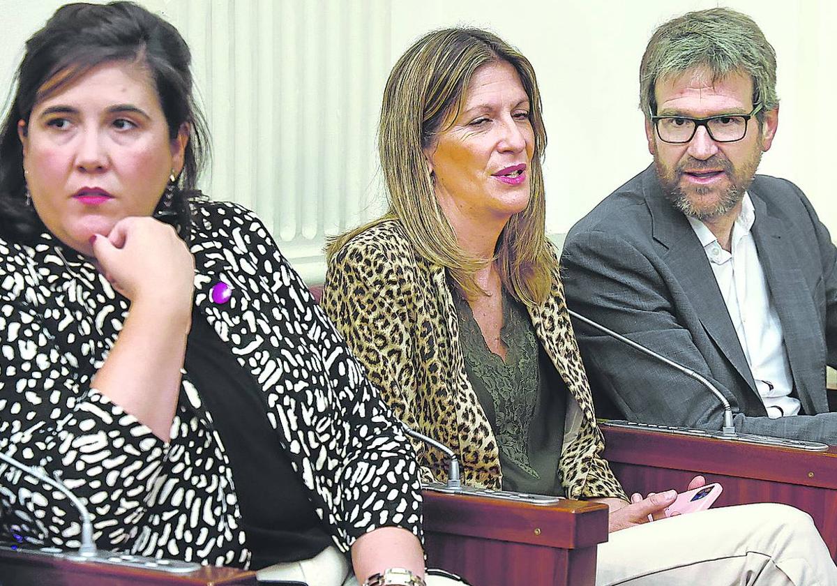 El exalcalde Urtaran, la diputada foral Saray Zárate (en el centro) y Jone Berriozabal, favorita para presidir el futuro ABB.