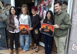 Esther Magaz, presidenta de ABK, junto a responsables de dos comercios de Barakaldo, acompañadas por el concejal Gorka Zubiaurre.