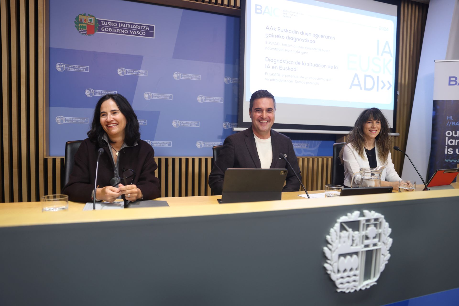 El consejero Jauregi, con Nerea Aranguren, directora general de las divisiones de Máquina Herramientas y Automatización Industrial de la Corporación Mondragón y vicepresidenta de BAIC, y Laura Marrón, directora general de esta institución.