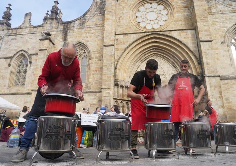 Centenares de putxeras han invadido la plaza San Severino de Balmaseda para el tradicional concurso.