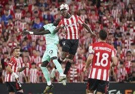 Iñani Williams pelea un balón aéreo con Diouf.