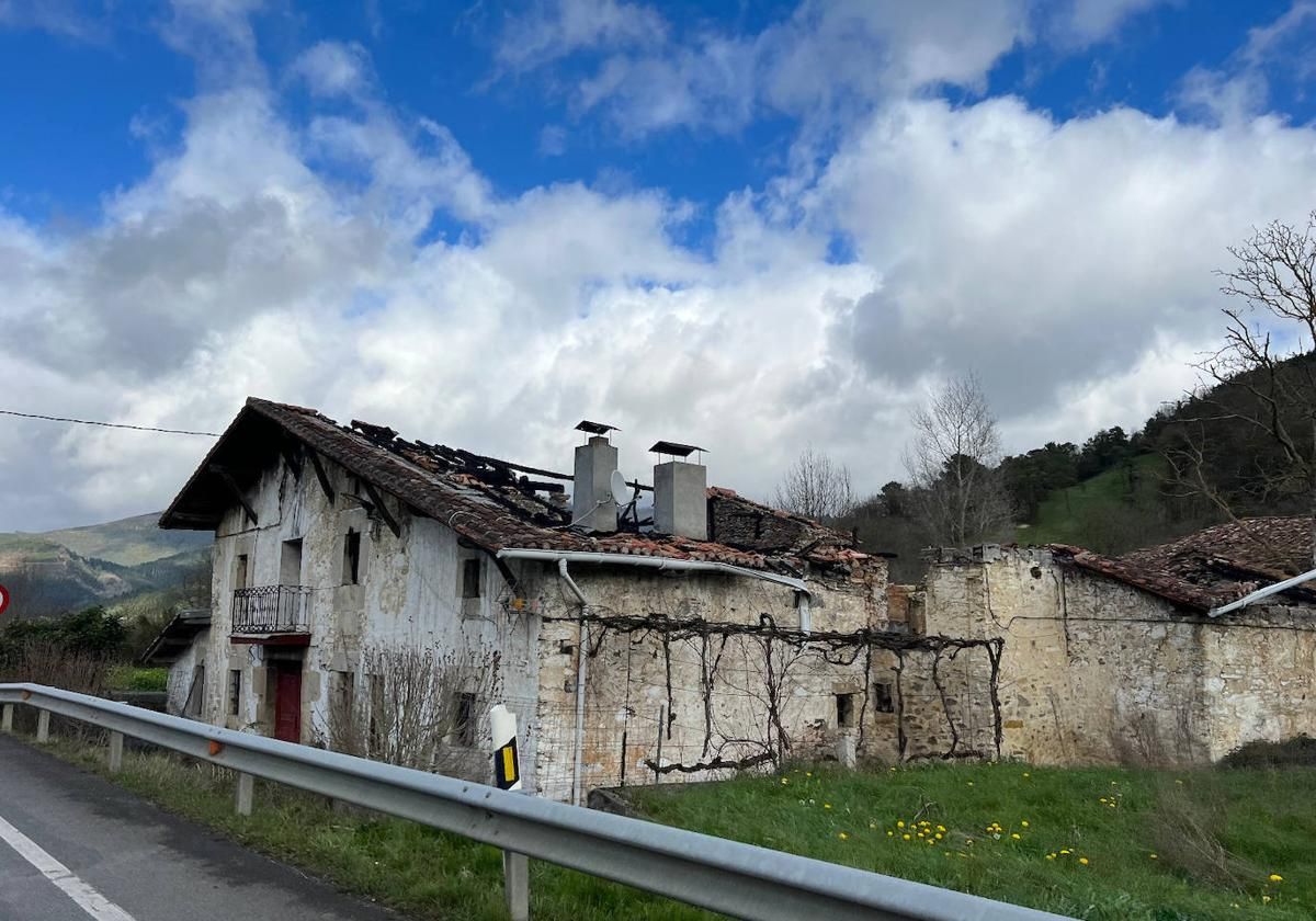 Un caserío en Llanteno, cerca de la carretera, con problemas para su rehabilitación.