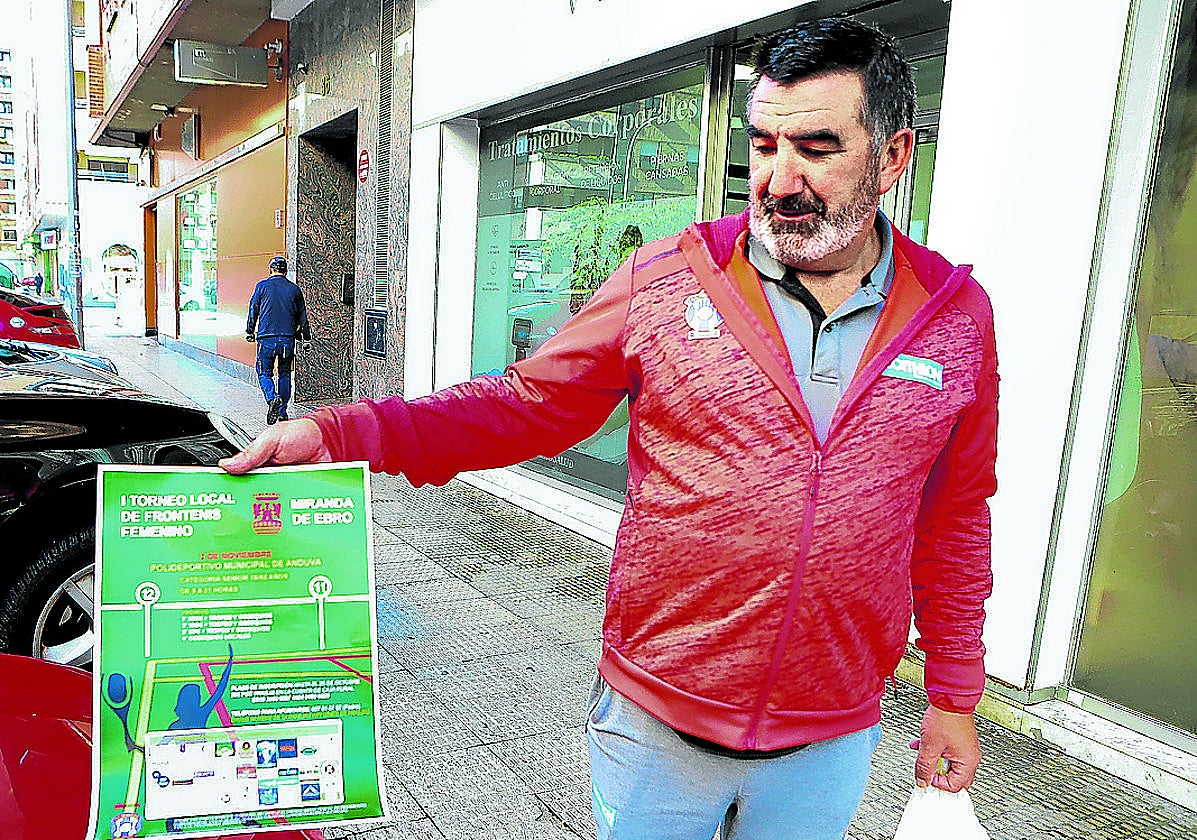 Pedro Sainz-Maza, con el cartel anunciador del torneo.