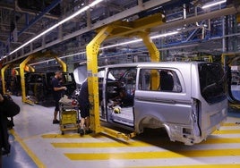 Trabajadores de la línea de Montaje Final, en los talleres de Mercedes Vitoria